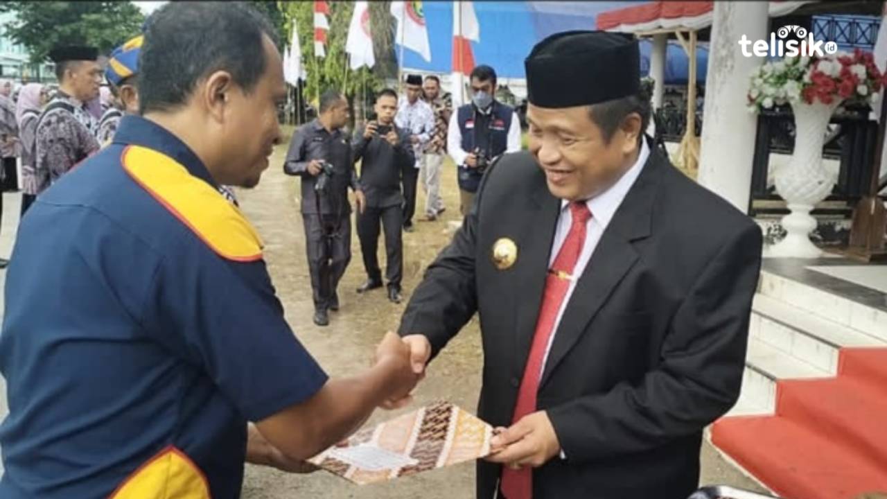 Bupati Muna, LM Rusman Emba menyerahkan piagam penghargaan bagi guru penggerak. Foto: Sunaryo/Telisik