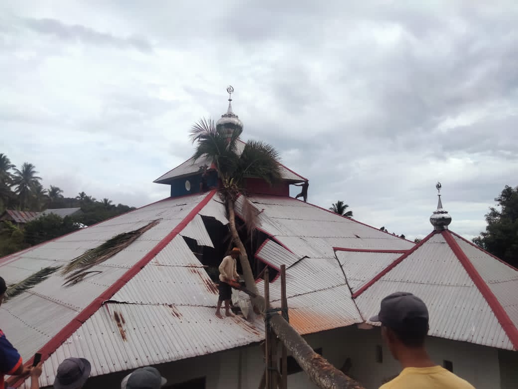 Atap Masjid Raya Pusuea Poleang Utara roboh karena tertimpa pohon kepala tumbang akibat cuaca buruk. Foto: Ist.
