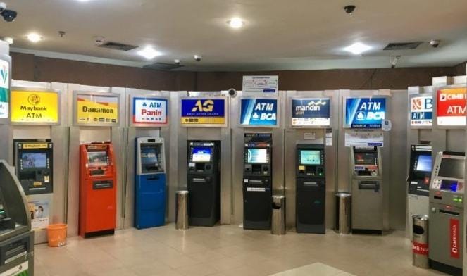 ATM (Automated Teller Machine) atau populer di Indonesia dengan sebutan Anjungan Tunai Mandiri adalah mesin yang digunakan untuk membantu proses transaksi keuangan secara cepat, praktis dan terintegrasi. Foto: Repro Fin.co.id