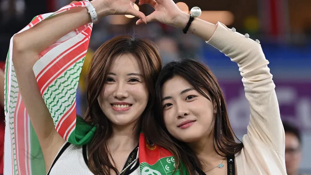 Fans Portugal dari Asia ini menghadiri pertandingan sepakbola Grup H Piala Dunia 2022 antara Portugal dan Ghana di Stadion 974 di Doha pada 24 November 2022. Foto: Getty images