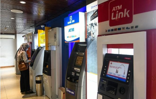 Terdapat beberapa tips yang bisa dilakukan untuk menghindari pembobolan bank, salah satunya yaitu dengan mengaktifkan fitur notifikasi SMS  transaksi. Foto: Repro Dataindonesia.id