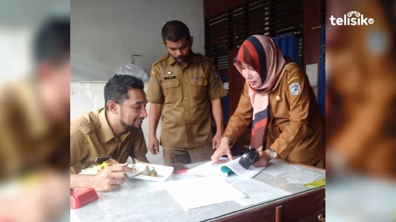 Pimpinan Majelis Penyelesaian Sengketa Pilkades, Kaldav Akiyda Sihidi bersama anggotanya. Foto : Sunaryo/Telisik
