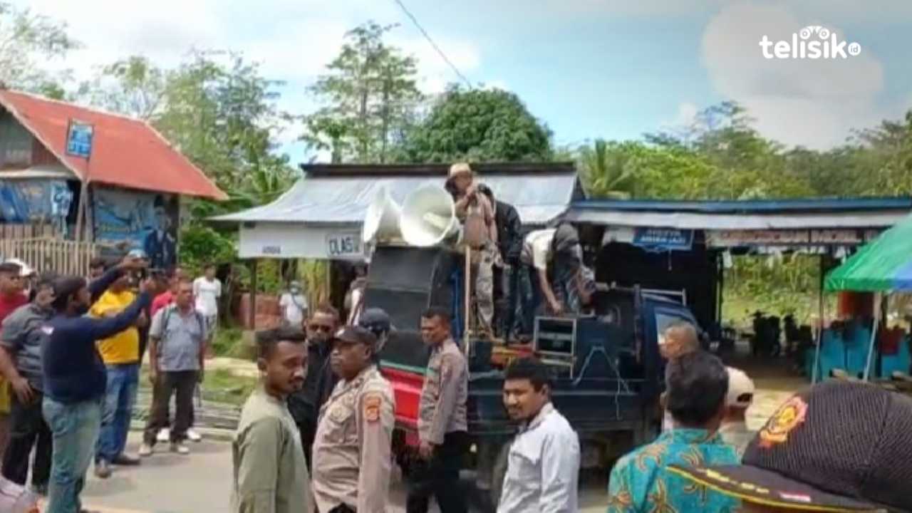 Bacakades yang tidak lolos berdemonstrasi di Sekretariat Desk Pilkades Kabupaten Muna. Foto: Sunaryo/Telisik