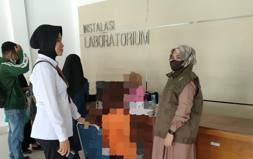 Penyidik kasus kekerasan perempuan dan anak Polres Bombana bersama Kepala TU UPTD PPA DP3A Bombana saat mendampingi korban lakukan pemeriksaan kesehatan di RSUD Bombana. Foto: Ist.