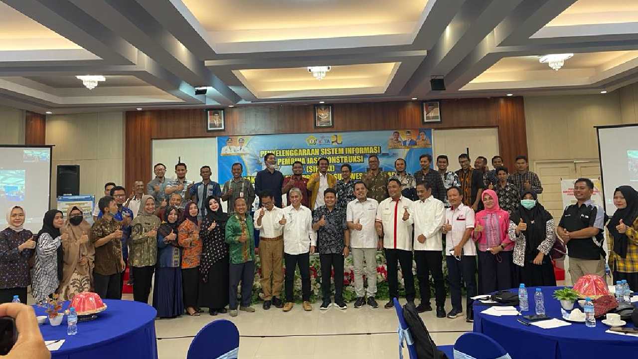 Foto bersama usai pelatihan terkait SIPJAKI oleh Dinas Cipta Karya Bina Konstruksi dan Tata Ruang Sulawesi Tenggara yang digelar di Kendari pada 8 September lalu. Foto: Ist.