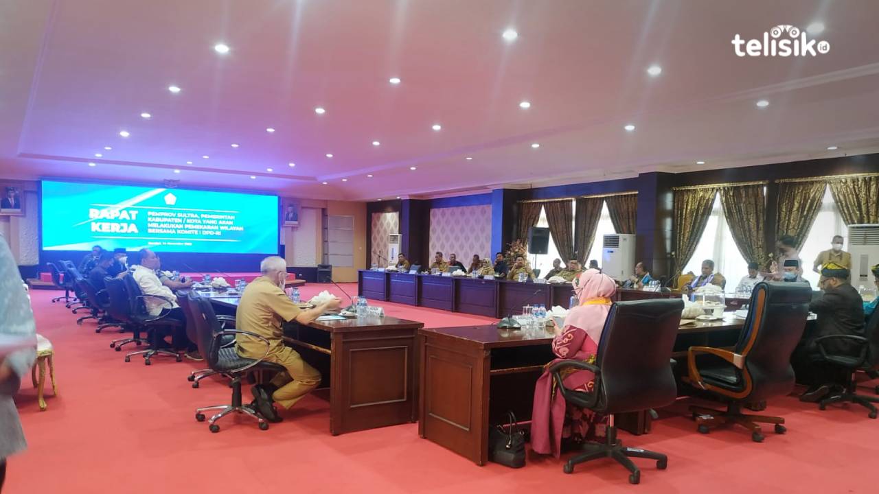 Rapat kerja Pemerintah Provinsi Sulawesi Tenggara dan pemerintah daerah yang mengusulkan pemekaran dengan tim Komisi I DPD RI di Aula Merah Putih Rumah Jabatan Gubernur, Senin (14/11/2022). Foto: Adinda Septia Putri/Telisik