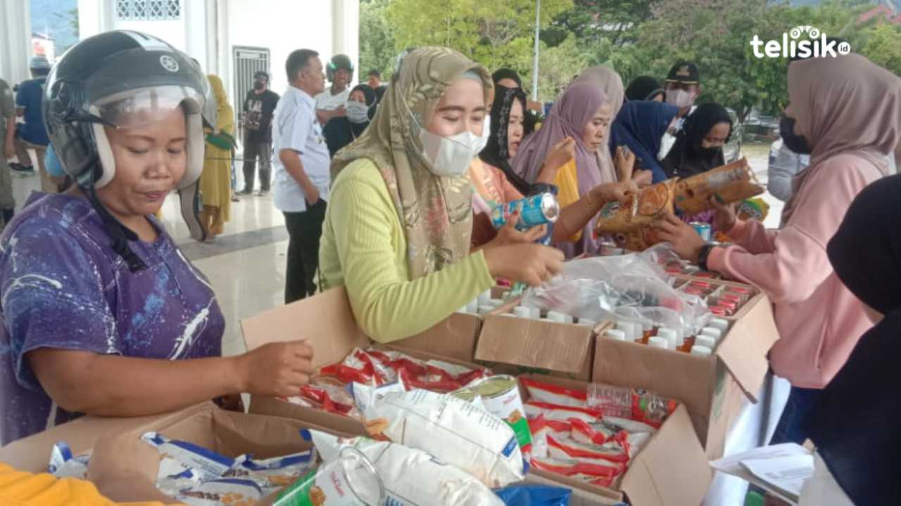 Suasana saat emak-emak bertransaksi saat pasar murah di RTH Bombana. Foto: Hir Abrianto/Telisik