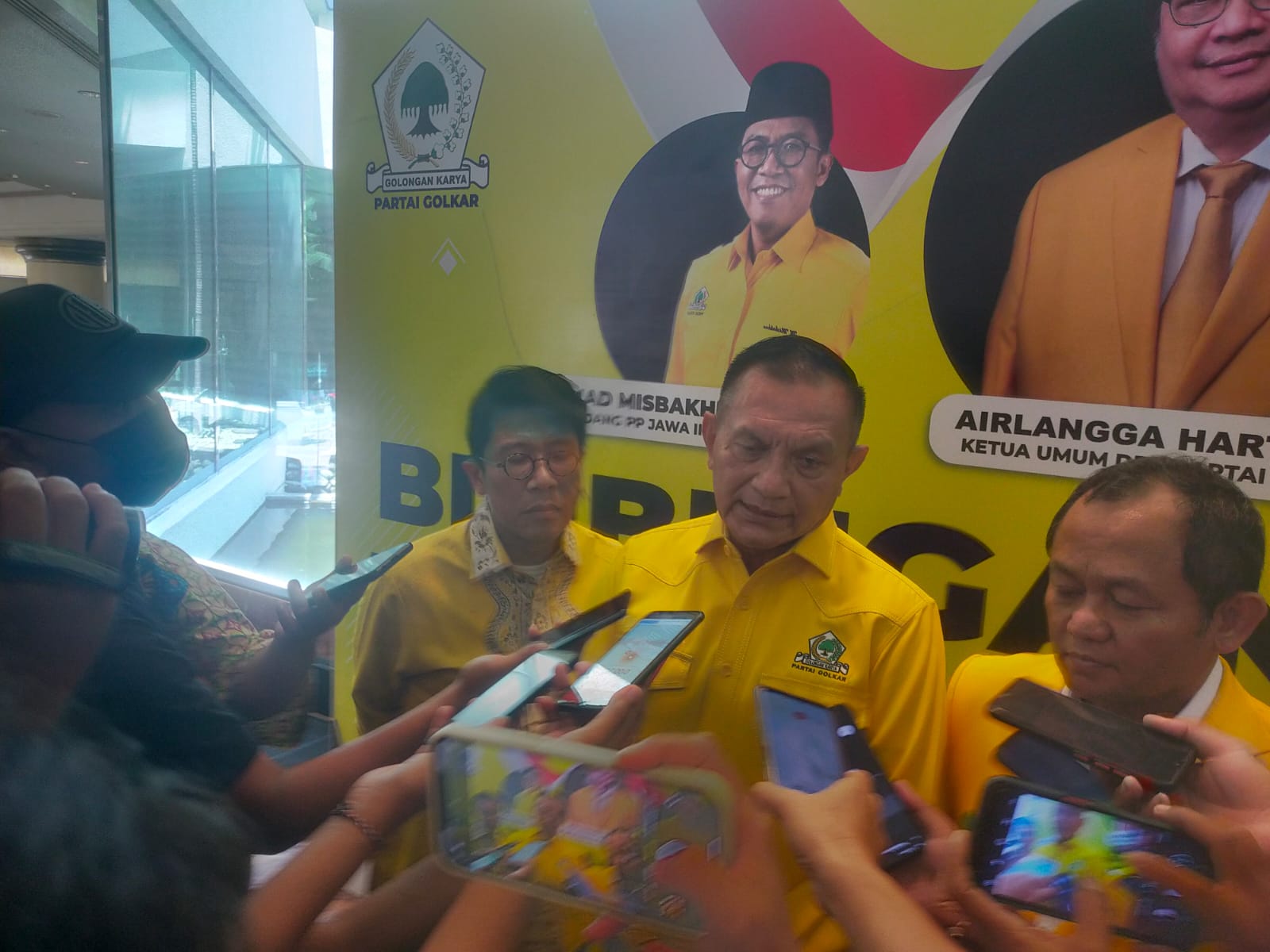 Sekjen Golkar, Lodewijk saat memberi keterangan soal target menang di Pemilu 2024. Foto: Ist.