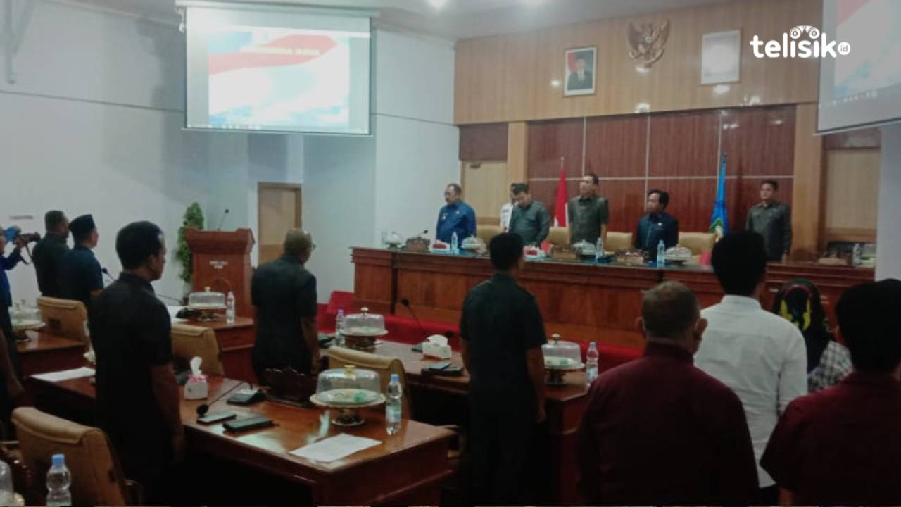 Dalam rapat paripurna DPRD Bombana dengan agenda penyampaian pidato rencana APBD 2023, Sekretaris Dewan Kalvarios membacakan surat dari DPD Partai Golkar. Foto: Hir/Telisik