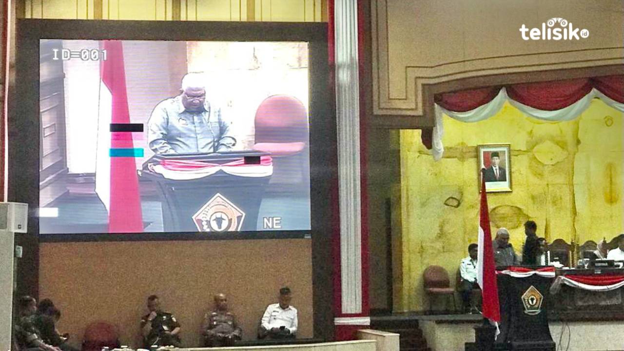 Gubernur Sulawesi Tenggara, Ali Mazi, menyampaikan nota keuangan dan Raperda APBD 2023 saat sidang paripurna DPRD. Foto: Musyrifa Sya'adah/Telisik