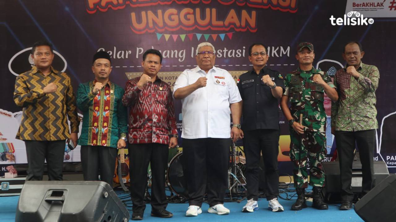 Gubernur Sulawesi Tenggara, Ali Mazi (berbaju putih) bersama sejumlah pejabat dalam pembukaan pameran potensi unggulan daerah di Kolaka Utara. Foto: Muh. Risal H/Telisik