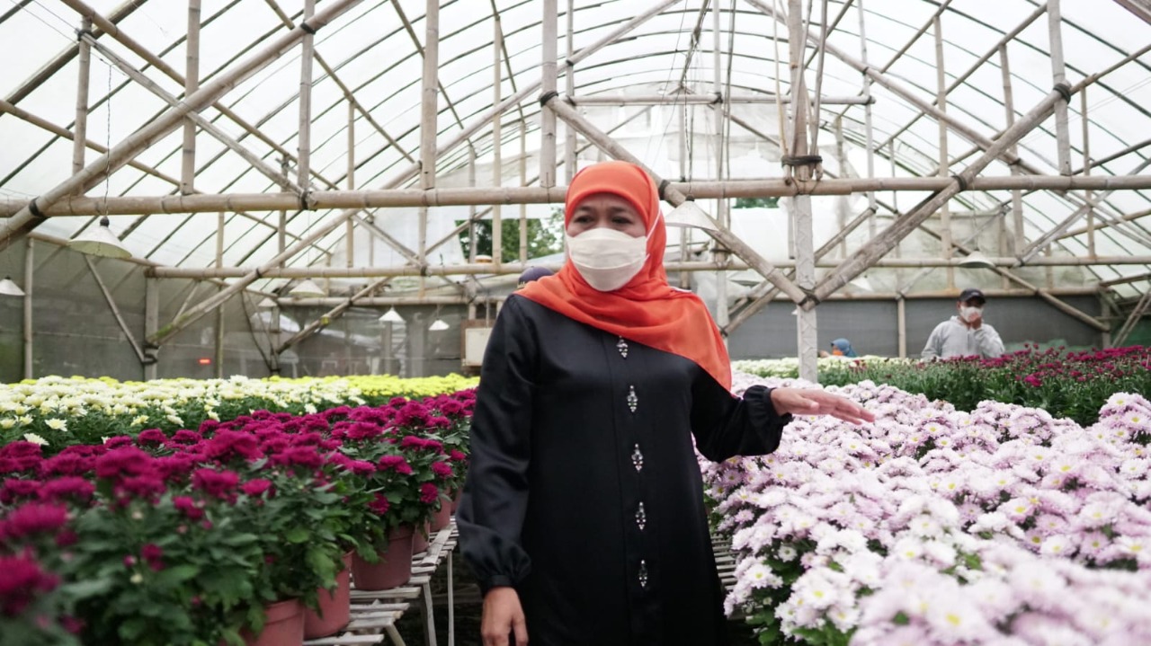Gubernur Jawa Timur, Khofifah Indar Parawansa saat beri keterangan soal waspada omicron XBB yang meningkat. Foto: Ist.