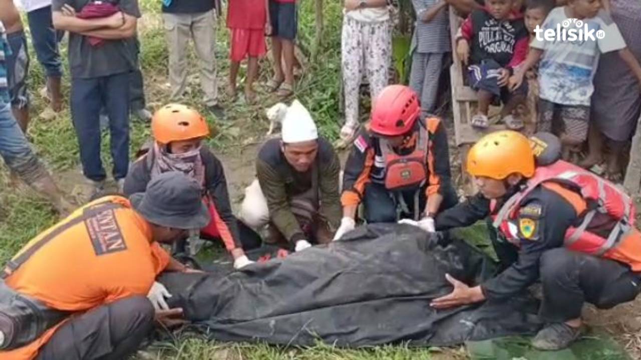 Tim SAR gabungan ketika melakukan evakuasi jasad korban yang tenggelam di Sungai Deli. Foto: Humas SAR Medan/Telisik