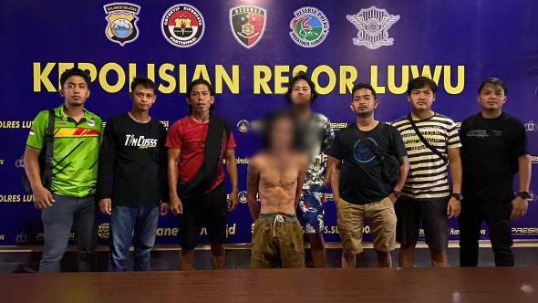 Ikal (tengah tanpa baju), terduga pelaku pembunuhan bapak kandungnya di Kabupaten Luwu yang diamankan Sat Reskrim Polres Luwu. Foto: Dok. Polres Luwu