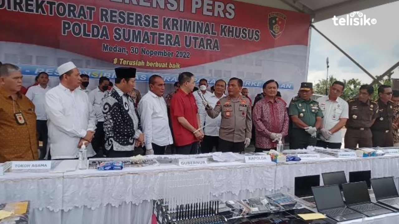 Apin BK (memakai baju merah) ketika diberikan waktu oleh Kapolda Sumatera Utara, Irjen Pol Panca Putra untuk memberikan keterangan kepada sejumlah awak media. Foto: Reza Fahlefy/Telisik