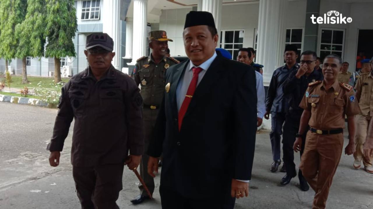 Bupati Muna, LM Rusman Emba memastikan pelaksanaan pemungutan suara pilkades ditunda sampai SIPD terbuka. Foto: Sunaryo/Telisik