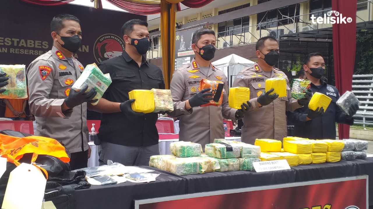 Kapolrestabes Medan, Kombes Pol Valentino Alfa Tatareda didampingi anggotanya, ketika memperlihatkan hasil tangkapan narkotika jenis sabu. Foto: Reza Fahlefy/Telisik