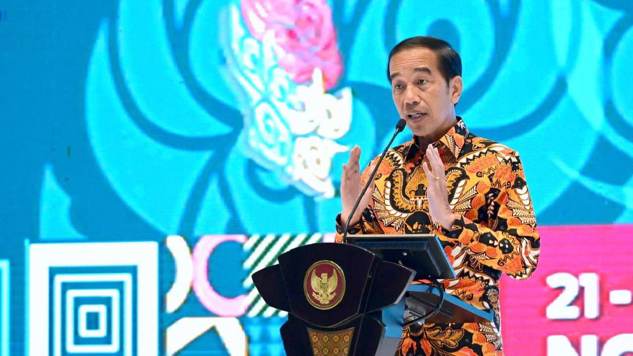 Presiden Jokowi ketika membuka Munas HIPMI di Solo. Ia berpesan hindari politik identitas, Senin (21/11/2022). Foto: Setpres