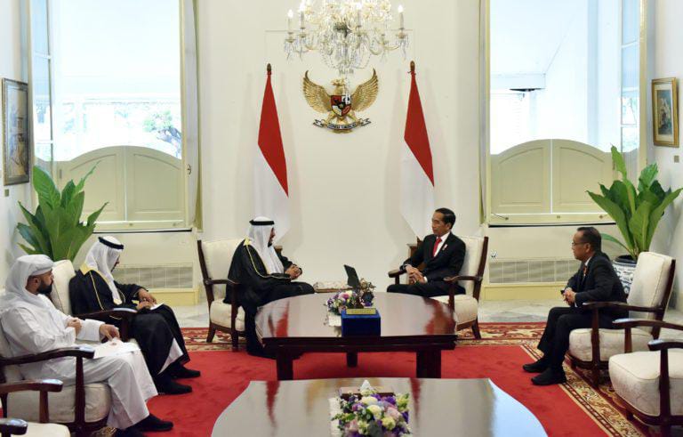 Presiden Jokowi saat berbicara dengan Sekjen Abu Dhabi Peace Forum Al-Mahfouz bin Abdullah bin Bayyah, di Istana Merdeka, Jakarta (7/11/2022). Foto : Setpres