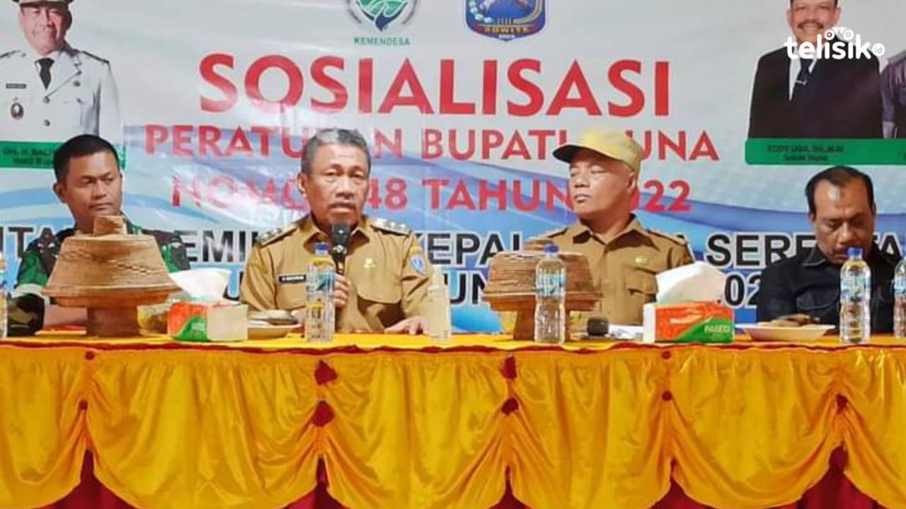 Wakil Bupati Muna, Bachrun Labuta bersama Ketua Desk Pilkades, Rustam saat melakukan sosialisasi tahapan Pilkades. Foto: Sunaryo/Telisik
