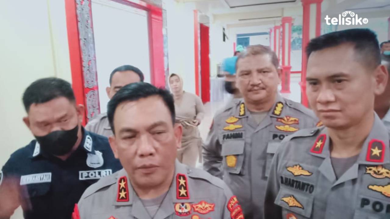 Kapolda Sumatera Utara, Irjen Pol Panca Putra didampingi Wakapolda Brigjen Pol Dadang Hartanto dan pejabat utama Polda Sumatera Utara ketika memberikan keterangan kepada sejumlah awak media. Foto: Reza Fahlefy/Telisik