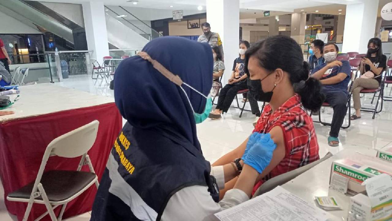 Vaksinasi 1000 booster digelar sebagai antisipasi peningkatan COVID-19 di Surabaya. Foto: Ist.