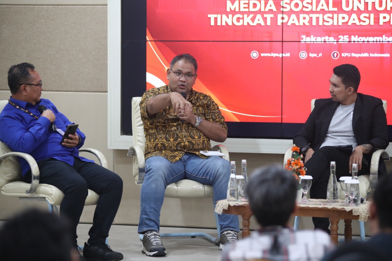 Ketua Umum JMSI, Teguh Santosa (tengah) saat menjadi pembicara di kantor KPU RI soal menangkal hoaks jelang Pemilu 2024. Foto: Ist.