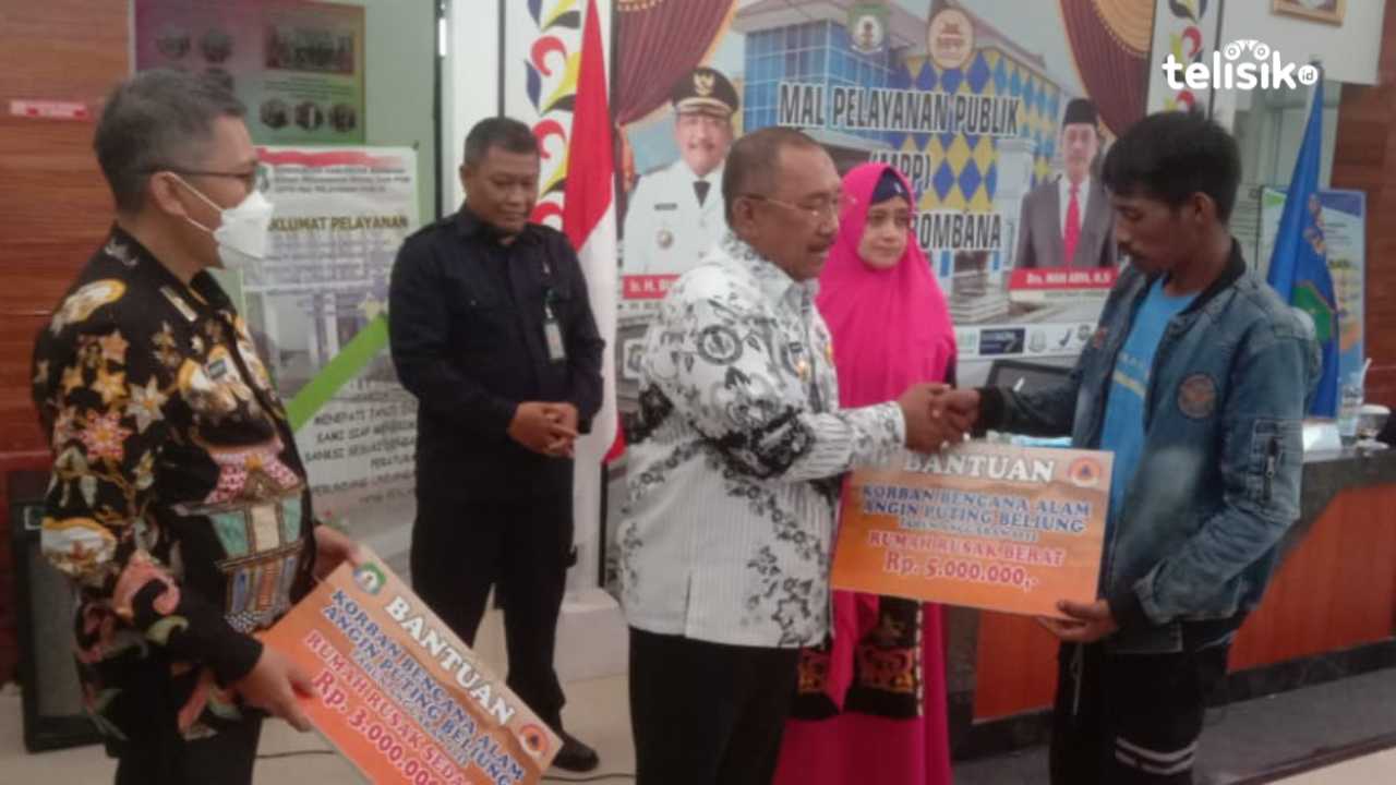 Pj Bupati Bombana, Burhanuddin didampingi Kepala BPBD saat menyerahkan bantuan kepada korban bencana angin puting beliung. Foto: Hir Abrianto/Telisik