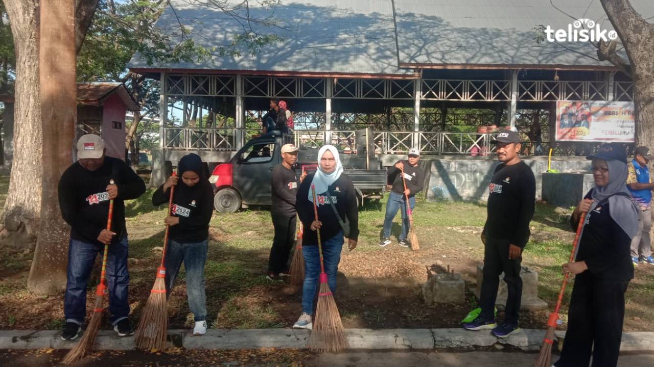Komisioner KPU Muna bersama staf melakukan kegiatan pembersihan sampah di SOR La Ode Pandu. Foto: Sunaryo/Telisik