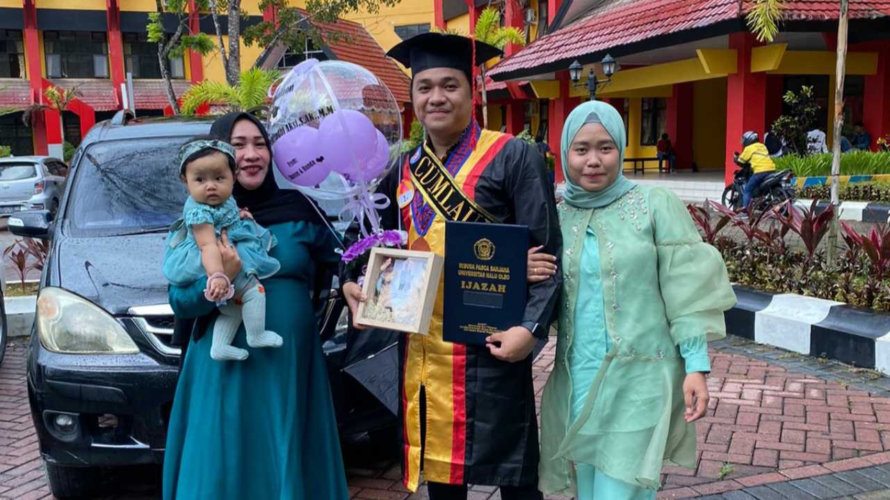 Ashidayat Febridhi Aksi, lulusan terbaik program magister Manajemen UHO dengan predikat cumlaude, bersama keluarganya saat menghadiri acara wisuda. Foto: Ist.