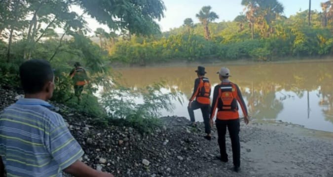 Tim SAR bantu melakukan pencarian terhadap suami korban yang terseret banjir di Sungai Sumili, Kupang. Foto: Ist.