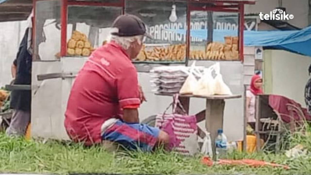 Umur yang sudah tidak muda, Kakek Laria harus berjualan di pinggir jalan untuk menyambung hidup. Foto: Kardi/Telisik