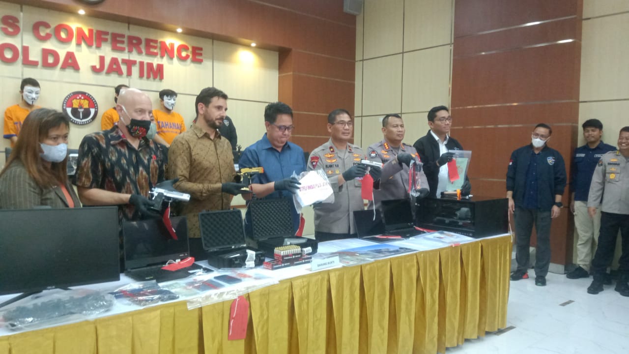 Pengungkapan sindikat pemalsuan data palsu warga di 70 negara untuk transaksi uang Krypto di Indonesia oleh Polda Jawa Timur. Foto: Ist.