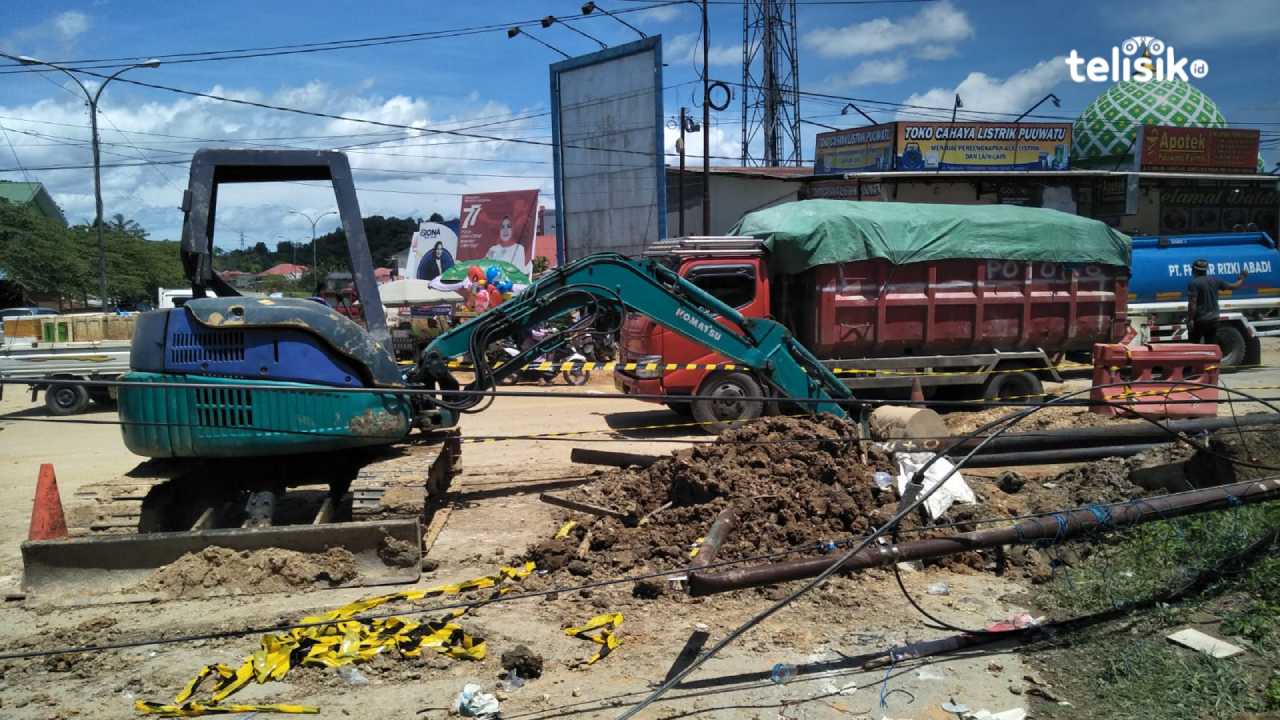 Kondisi mobil truk yang amblas dan sebahagian jalan yang ditutup oleh mobil Indi Home. Foto: Thamrin Dalby/Telisik.
