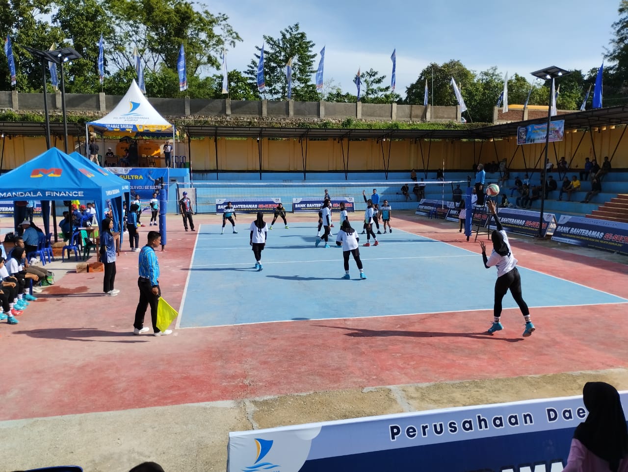 Salah satu cabor yang dipertandingkan pasca pembukaan Porprov XIV Sulawesi Tenggara 2022, volly putri Muna Barat vs Kolaka Timur. Foto: Putri Wulandari/Telisik