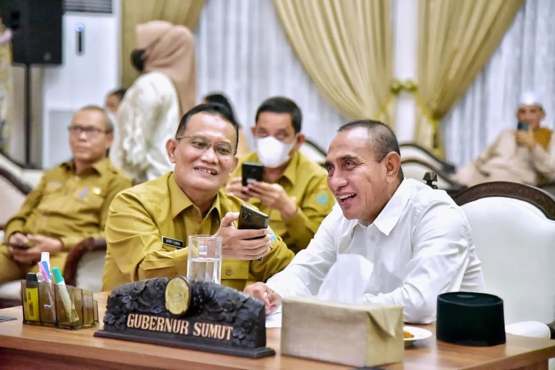 Gubernur Sumatera Utara, Edy Rahmayadi (kemeja putih) ketika memberikan keterangan pers kepada sejumlah awak media. Foto: Humas Pemerintahan Provinsi Sumatera Utara