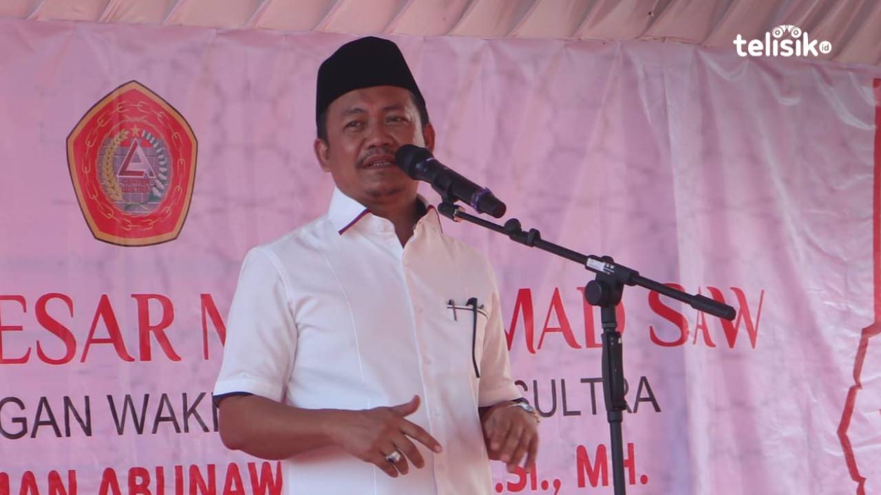 Pj Bupati Kolaka Utara, Parinringi sampaikan salah satu program prioritas 2023 dihadapan Wagub Sulawesi Tenggara dan masyarakat di Desa Saludongka. Foto: Muh. Risal H/Telisik