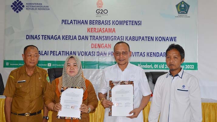 Kepala Dinas Ketenagakerjaan dan Transmigrasi Konawe, Lidya Wulandari (kiri kedua), saat melakukan kerjasama pelatihan berbasis kompetensi  Foto : Ist.