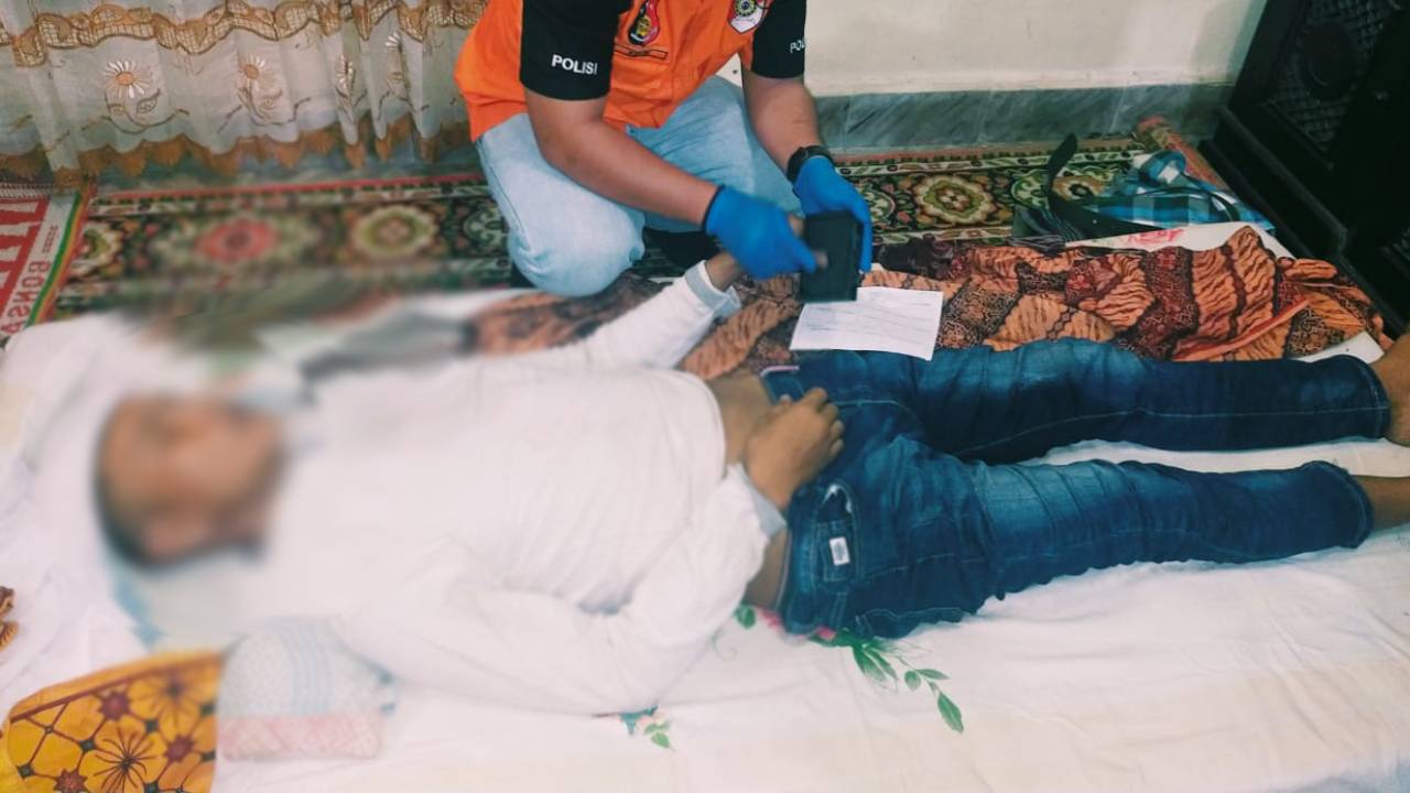 Petugas kepolisian dari Polsek Percut Sei Tuan Polrestabes Medan ketika mengecek kondisi korban yang tewas gantung diri. Foto: Humas Polsek Percut Sei Tuan