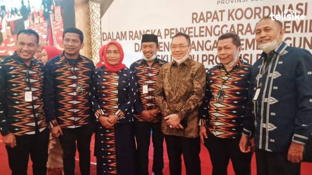 Ketua KPU Muna, Kubais bersama empat komisioner dan Sekretaris KPU, Halisi. Foto: Sunaryo/Telisik