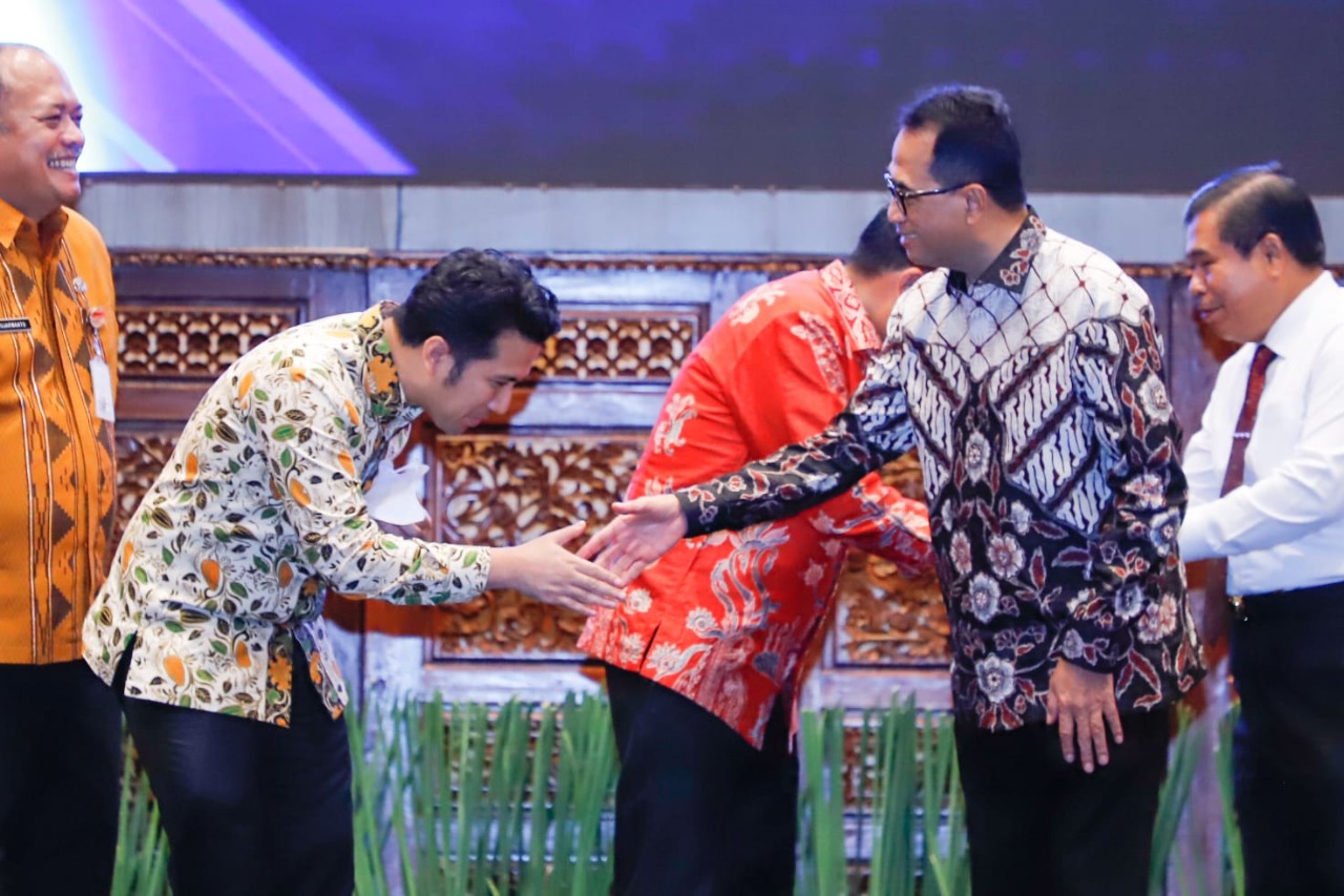 Plt Gubernur Jawa Timur, Emil Dardak bersama Menteri Perhubungan, Budi Karya Sumadi sedang melakukan pembahasan persiapan penerbangan perintis dari Surabaya ke Jember. Foto: Ist.