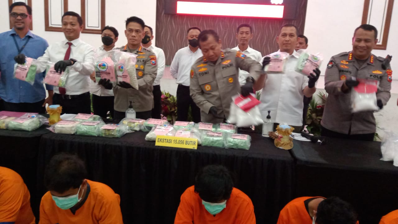 Pengiriman sabu 10 Kg dari Laos gagal diedarkan di Jawa Timur. Para pelaku tertangkap. Foto: Ist.