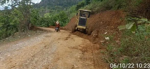 Perbaikan jalan poros Rahadopi-Tangkeno jelang pelaksaan Festival Tangkeno Tahun 2022. Foto. Ist.