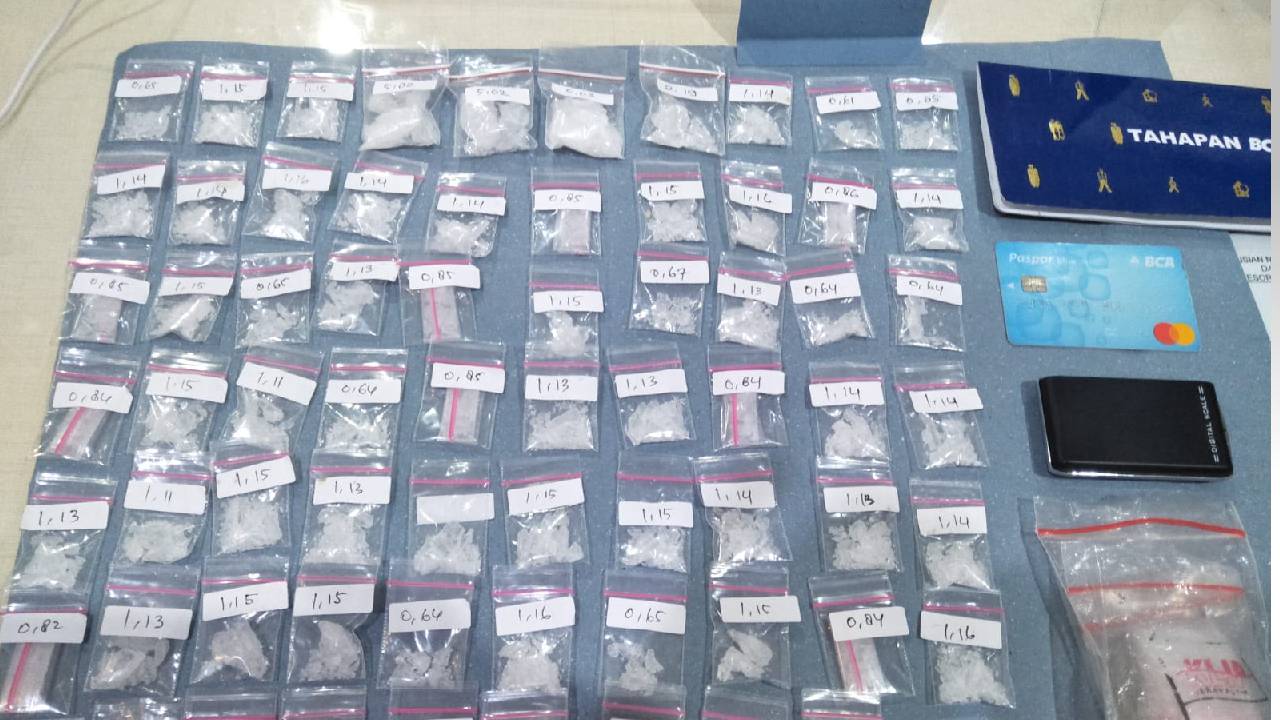 Barang bukti sabu seberat 83,22 gram dalam bentuk puluhan paket siap edar di wilayah Surabaya dan sekitarnya. Foto: Ist.