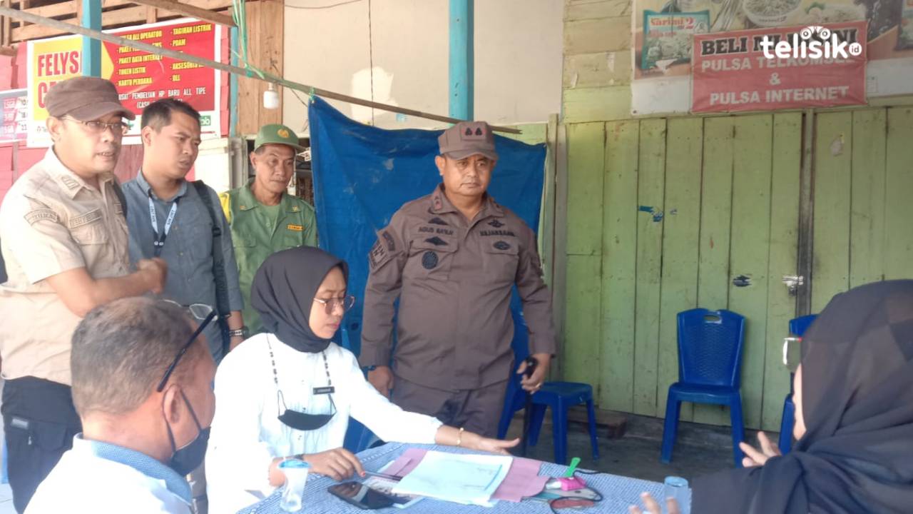  Kajari Muna, Agustinus Baka Tangdililing memantau pemungutan suara di TPS. Foto: Sunaryo/Telisik