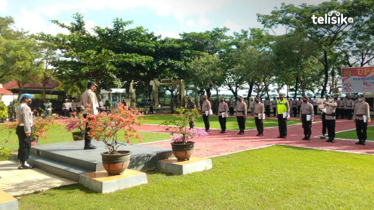 Kapolres Muna, AKBP Mulkaifin memimpin apel gabungan bersama TNI dalam rangka pengamanan pilkades serentak. Foto: Sunaryo/Telisik