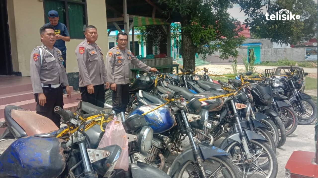 Kapolsek Katobu, Iptu LM Arwan dan anggotanya memperlihatkan sepeda motor milik calo BBM yang diamankan. Foto: Sunaryo/Telisik