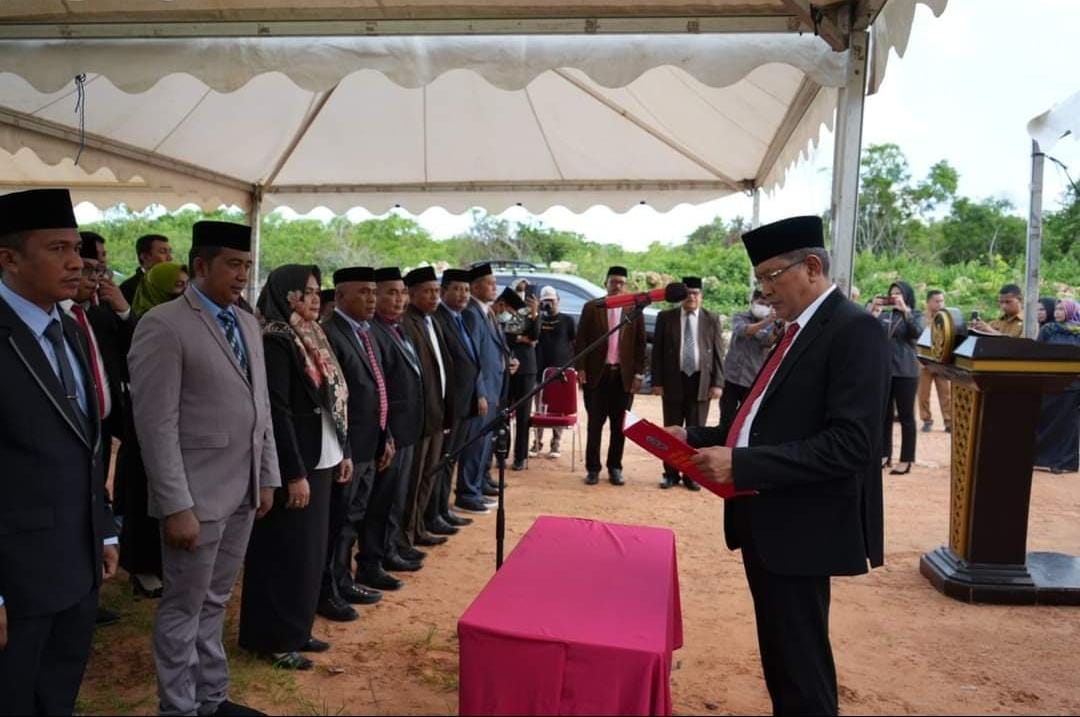 Pj Bupati Buton Tengah, Muhammad Yusup, saat melantik puluhan pejabat pimpinan tinggi pratama, pejabat administrasi dan pejabat fungsional. Foto: Ist.