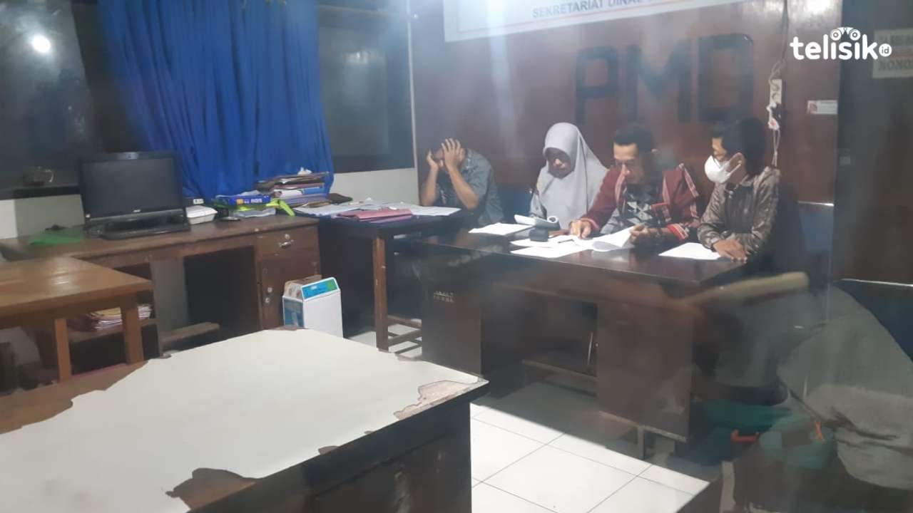 Pimpinan Majelis Penyelesaian Sengketa Pilkades, Kaldav Akiyda Sihidi bersama anggotanya membacakan putusan. Foto: Sunaryo/Telisik