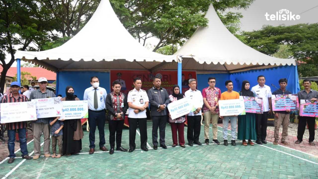 Simbolis penyerahan bantuan sarana dan prasarana bagi ratusan nelayan Kendari, di halaman kantor Dinas Perikanan Kota Kendari, Senin, (16/11/2022). Foto: Adinda Septia Putri/Telisik